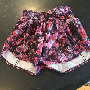 Lululemon Tracker Mid Rise shirts
Size 0
4’ inseam
No tag